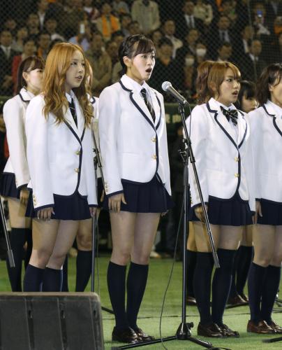 国歌斉唱する前田敦子（手前左から２人目）らＡＫＢ48のメンバー