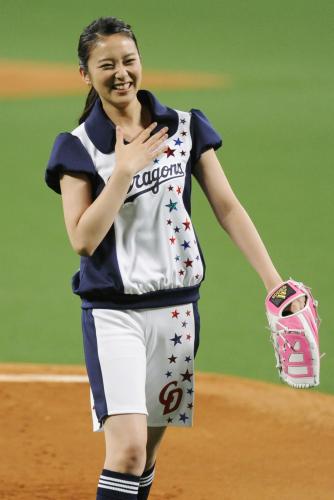 中日―広島の開幕戦で、始球式を務めほっとした表情を見せる女優の武井咲