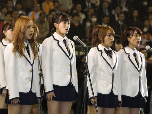 ＜巨・ヤ＞国歌斉唱に登場したＡＫＢ４８の前田敦子（左から２人目）