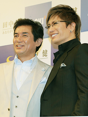 芸能活動４０周年記念イベントでＧＡＣＫＴ（右）と笑顔をみせる田中健