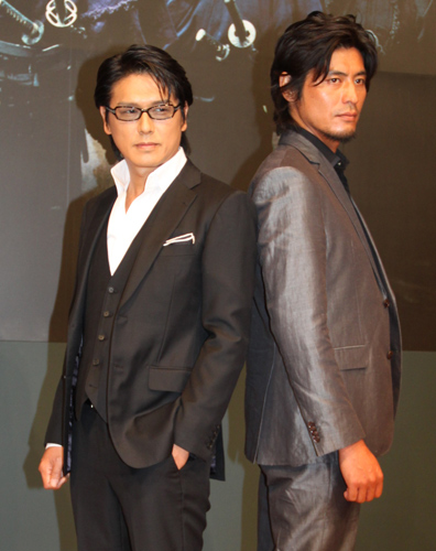 「舞台「十三人の刺客」製作発表記者会見に出席した高橋克典（左）と坂口憲二