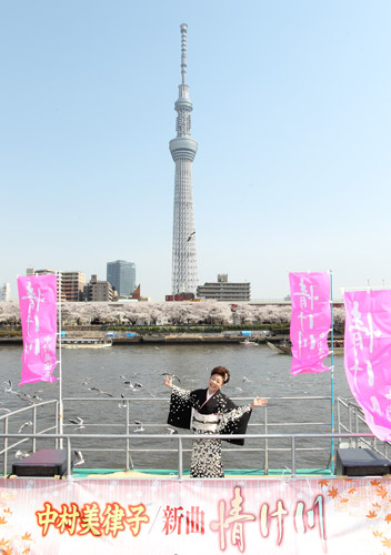 満開の桜と東京スカイツリーをバックに船上デッキで新曲「情け川」を披露する中村美律子