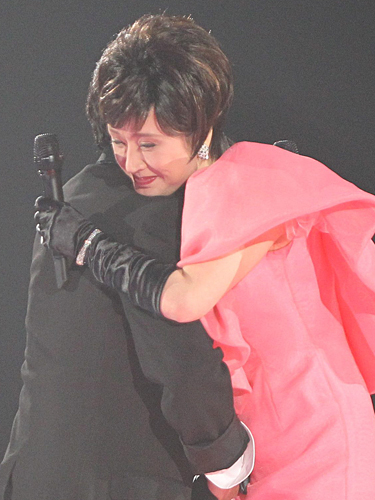 コンサートにゲスト参加した小林幸子が、さだまさしとステージ上で抱き合う