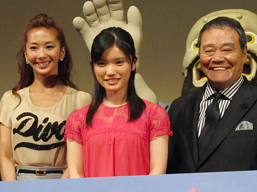 映画「ももへの手紙」試写会で舞台あいさつした（左から）優香、美山加恋、西田敏行