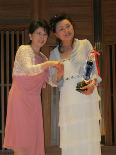 最新曲「愛は流れる」の発売記念カラオケ大会で審査員を務めた森昌子（左）。右は優勝した中島まり子さん