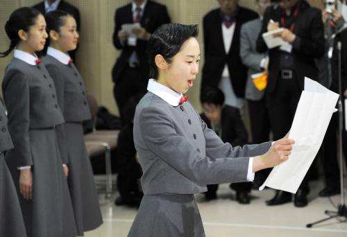 宝塚音楽学校の入学式で、第１００期生を代表してあいさつする上杉真央さん