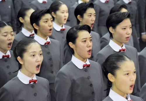 宝塚音楽学校の入学式で校歌を歌う第１００期生