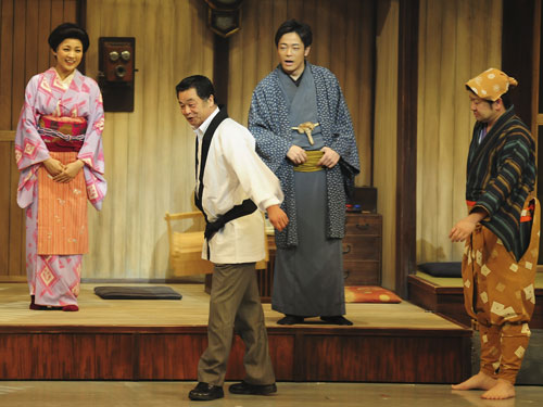 「吉本百年物語」にゲスト出演した川藤幸三氏（左から２人目）は（左から）国仲涼子、陣内智則、ランディーズ・中川らと絶妙な掛け合いを見せた