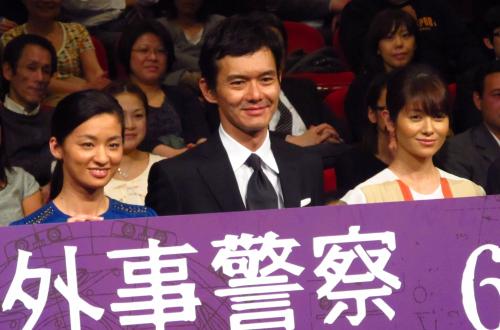 映画「外事警察」舞台あいさつに出席した（左から）尾野真千子、渡部篤郎、真木よう子