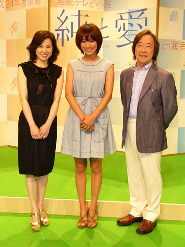 ＮＨＫ連続テレビ小説「純と愛」キャスト発表会見に出席した（左から）森下愛子、夏菜、武田鉄矢