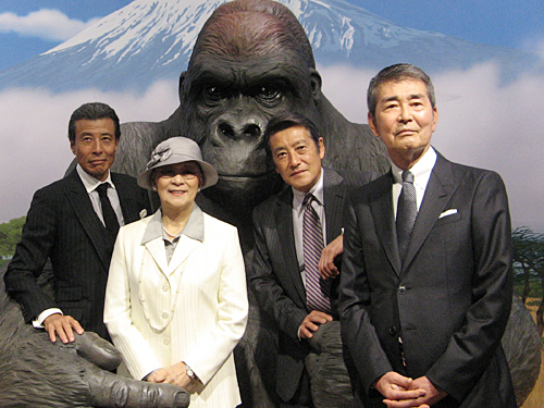 石原プロ「おもしろ撮影館」オープニングセレモニーに出席した（左から）舘ひろし、石原まき子さん、神田正輝、渡哲也
