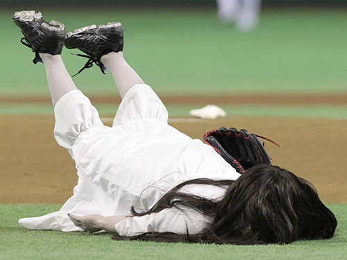 日本ハム－ロッテ戦の始球式に登場し、投球後に倒れ込む貞子