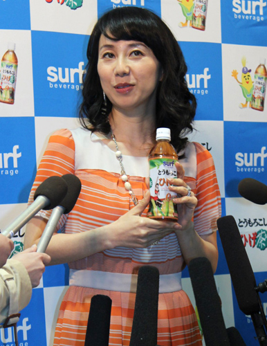 「ホビークッキングフェア２０１２」で多くの報道陣に囲まれ、妊娠生活について語る東尾理子