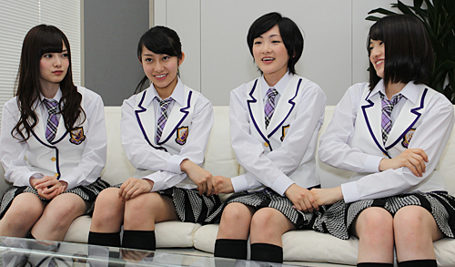 振り付けを再現する乃木坂４６の（左から）白石麻衣、桜井玲香、生駒里奈、中田花奈