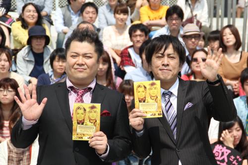 ＤＶＤ「ブラマヨとゆかいな仲間たちアツアツっ！Ｖｏｌ．３」発売記念イベントに登場した小杉竜一（左）と吉田敬