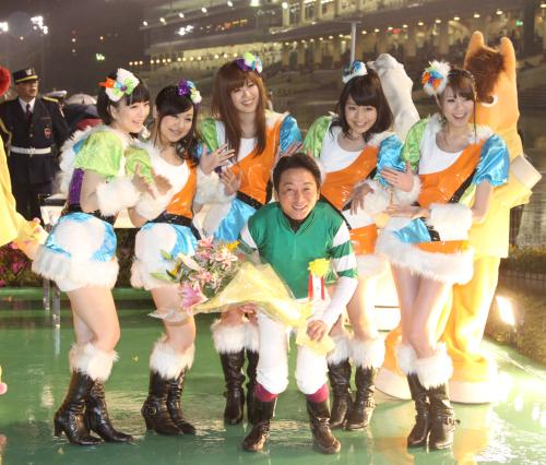 アートサハラでレースを制した今野忠成騎手（前列）は２０１２年ダービーウイークキャンペーンキャラクターのＹＧＡの（後列左から）林沙奈恵、日向紗代、櫻井里佳、花乃由布莉、谷侑加子と笑顔で記念撮影