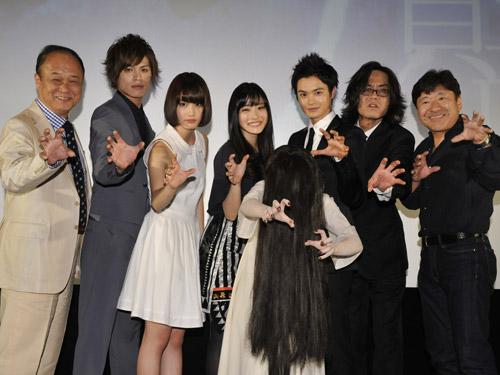 「貞子」とポーズをとる石原さとみ（左から４人目）ら出演者