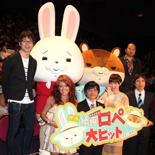 初日舞台あいさつに出席した篠田麻里子（前列左から３人目）ら