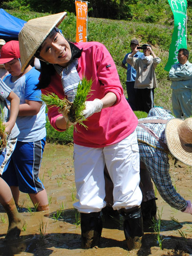 山古志小の児童らと一緒に田植えをする小林幸子＝２０１１年５月２５日撮影