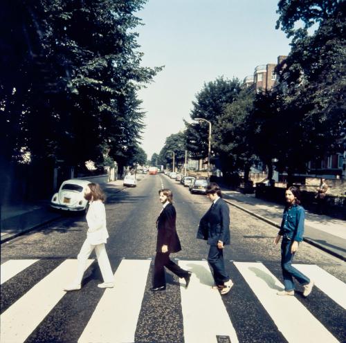 「アビイ・ロード」のジャケット写真とは逆向きに、ビートルズのメンバーが横断歩道を渡る様子の未使用写真（ロンドンの古書類競売業者ブルームズベリー提供）