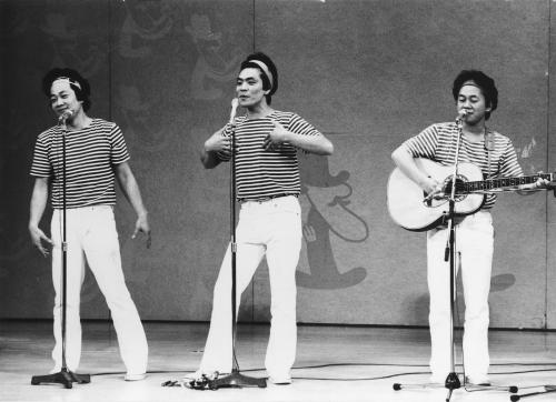 お笑いトリオ「ヒップアップ」で活躍した小林すすむさん（右）。左から川上泰生、島崎俊郎と（１９８２年撮影）