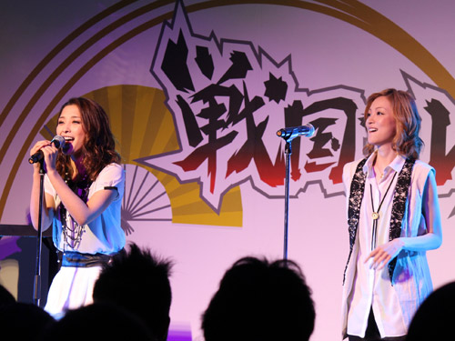 ステージで熱唱するＡＢＣＨＯの石川梨華（左）と吉澤ひとみ