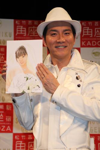 入籍会見を行った“収納王子コジマジック”こと小島弘章は杏子さんの似顔絵を手に笑顔