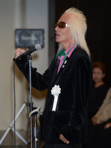 安岡力也さんのお別れの会で「ホタテのロックンロール」を献歌する内田裕也