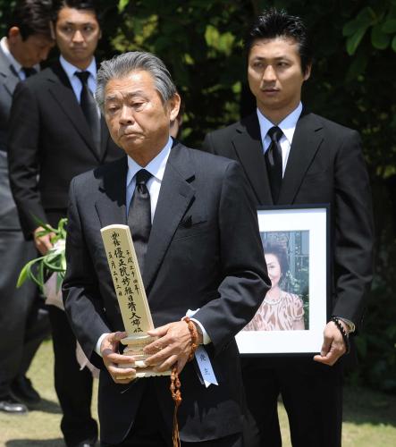 妻御法川靖子さんの告別式で、出棺前、位牌を手に歩くみのもんた