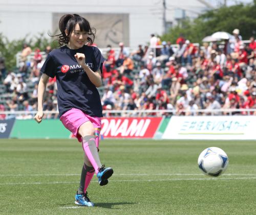 ＜なでしこリーグ　日テレ・浦和＞ＡＫＢ４８・松井咲子が試合前に、始球式を行う　