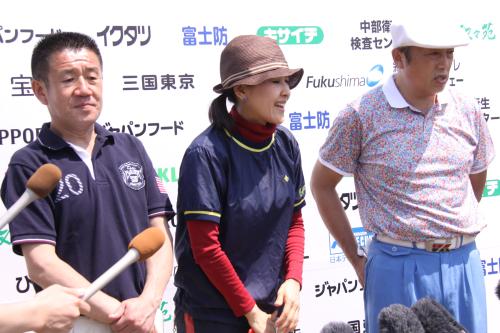 ２０年前のゴルフウエアで登場した岡本夏生と、同組のラッシャー板前（左）とガタルカナル・タカ