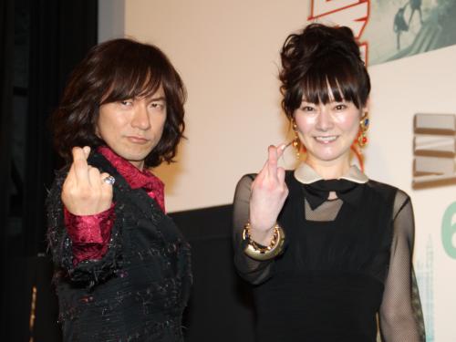 映画「ミッシングＩＤ」公開記念イベントに登場したダイアモンド☆ユカイ(左)と遠野なぎこ