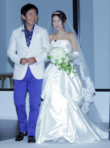 映画「君への誓い」ＰＲイベントで、人前結婚式の立会人として花嫁をエスコートして登場した石田純一