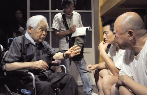１０年６月「一枚のハガキ」撮影で主演の豊川悦司（右から２人目）らに演技の説明をする新藤兼人監督