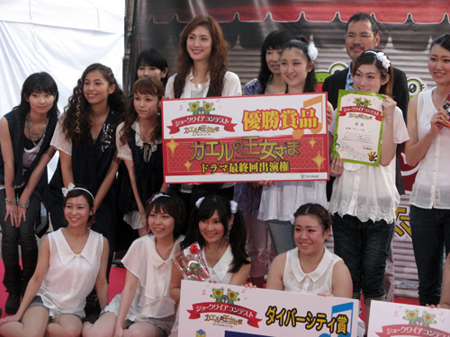 フジ「カエルの王女さま」のイベントに出席した天海祐希（後列左から４人目）