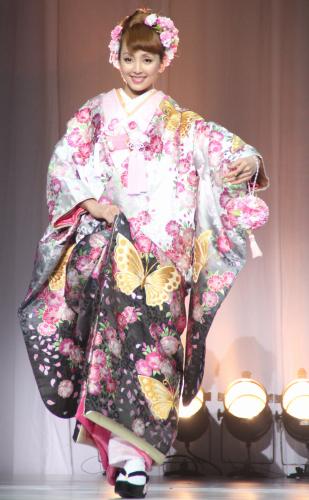 「Ｓｃｅｎａ’Ｄｕｎｏ（シェーナ・ドゥーノ）ドレス＆和装」新作発表会イベントで、和装でショーに登場した神田うの