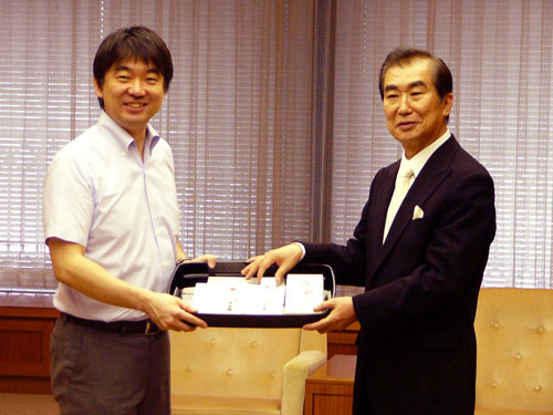 橋下徹大阪市長（左）を表敬訪問した桂三枝