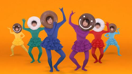 スマイレージが起用されたミスタードーナツの新商品「ジンジャーリング」のＣＭ