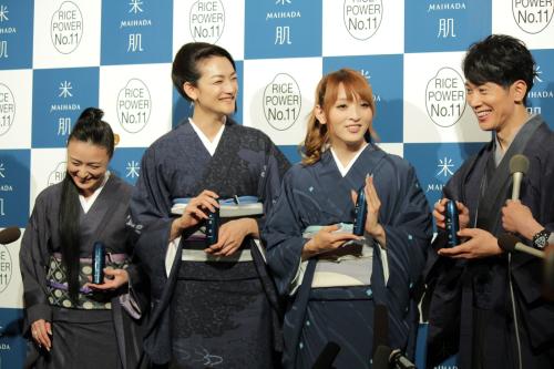 プロビジョン「ＭＡＩＨＡＤＡ」誕生会に登場した（左から）国生さゆり、冨永愛、佐藤かよ、佐々木蔵之介