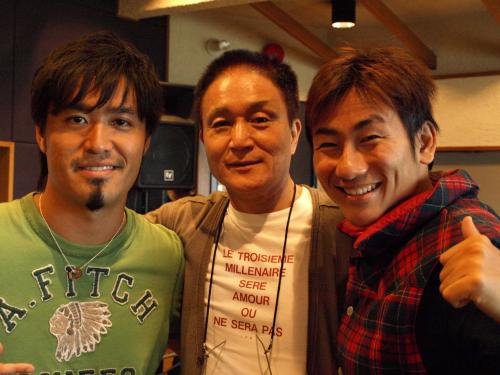 初のコラボレーション楽曲「笑顔の花」を完成させた小田和正（中央）と「キマグレン」のＩＳＥＫＩ（左）とＫＵＲＥＩ（右）。レコーディングを終え、タイトル通り笑顔の花を咲かせた３人