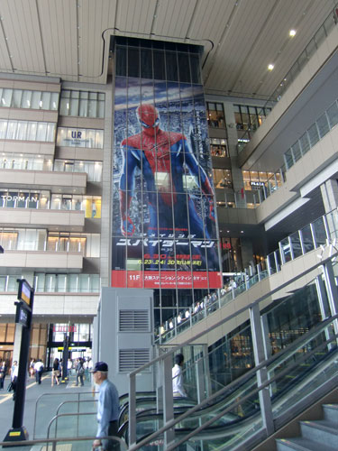 大阪駅前に登場したスパイダーマンの特大ポスター