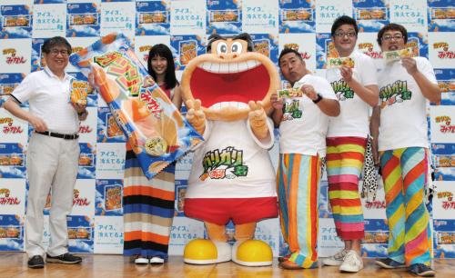 「ガツン、とみかん」ＣＭ発表会に登場した（左から）森田正光さん、広瀬アリス、ポカスカジャンの３人