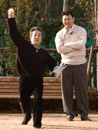 ０４年、江川卓氏の指導のもとメジャー開幕戦の始球式に向け練習する中村勘三郎（当時勘九郎）