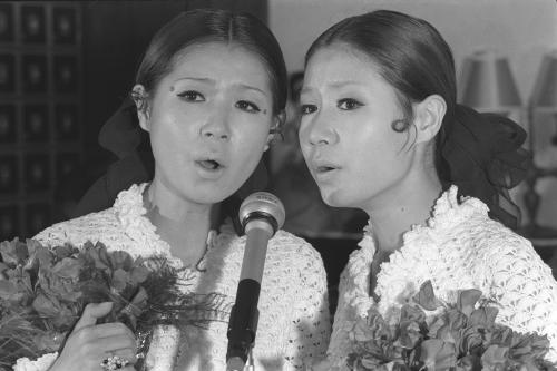 １９６８年12月、10周年記念の集いで歌う「ザ・ピーナッツ」の伊藤エミさん（左）と妹のユミさん