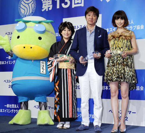 「ベストスイマー２０１２」を受賞した（左から）友近が扮する水谷千重子、西城秀樹、安田美沙子