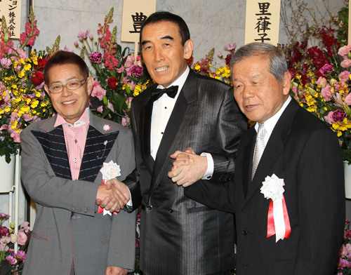 １０年３月５日、芸能生活５０周年パーティーで、発起人の加藤茶（左）、左とん平（右）と一緒に喜びを語る小野ヤスシさん