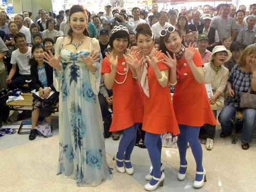 デビュー発表会を行った「弁天Ｒ．シスターズ」の（右から）松本雅子、和田麻実子、小川真由各アナと、演歌歌手の水田竜子
