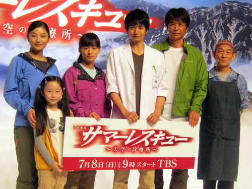 制作発表に出席した（左から）小池栄子、本田望結、尾野真千子、向井理、時任三郎、笹野高史
