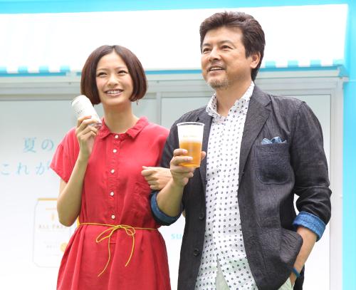 オールフリーを手に笑顔の榮倉奈々（左）と三浦友和