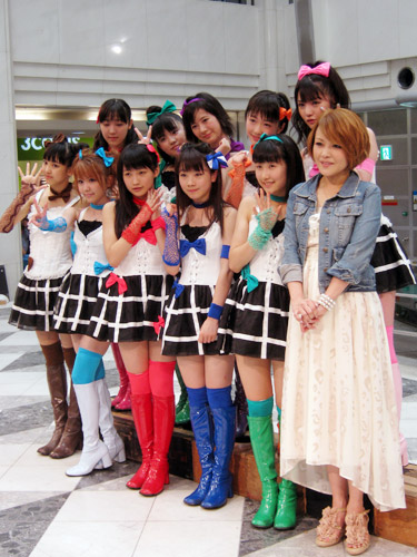 「モーニング娘。」の新曲発売記念イベントに応援に駆けつけたＯＧの中澤裕子（前列右端）